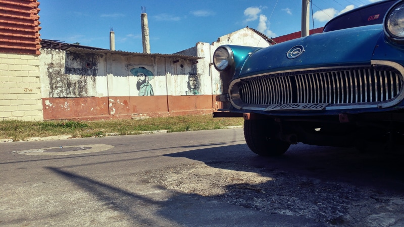 outdoors, 5K, architecture, day, street art, havana, shadow, nature, che guevara, mode of transportation, city, cloud - sky, camillo, cuba, sunlight, land vehicle
