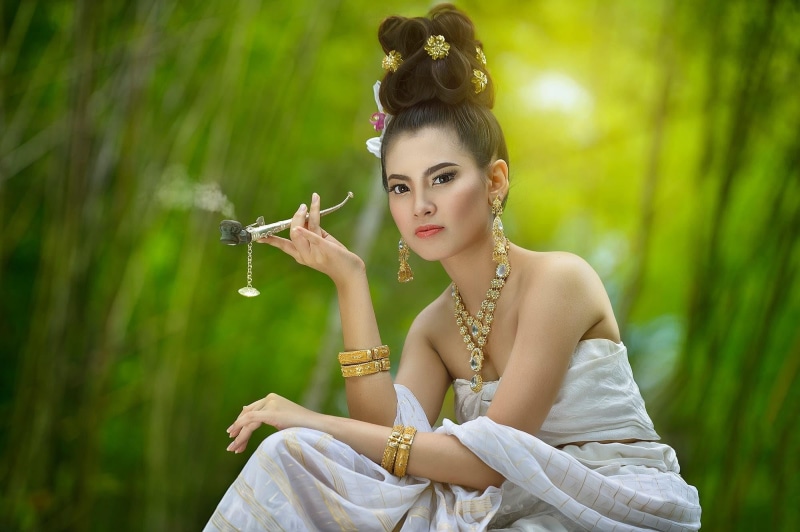 women, gold, hairstyle, beauty, brunette, looking at camera, looking at viewer, white, one person, sitting, 1080P, portrait, newlywed, focus on foreground