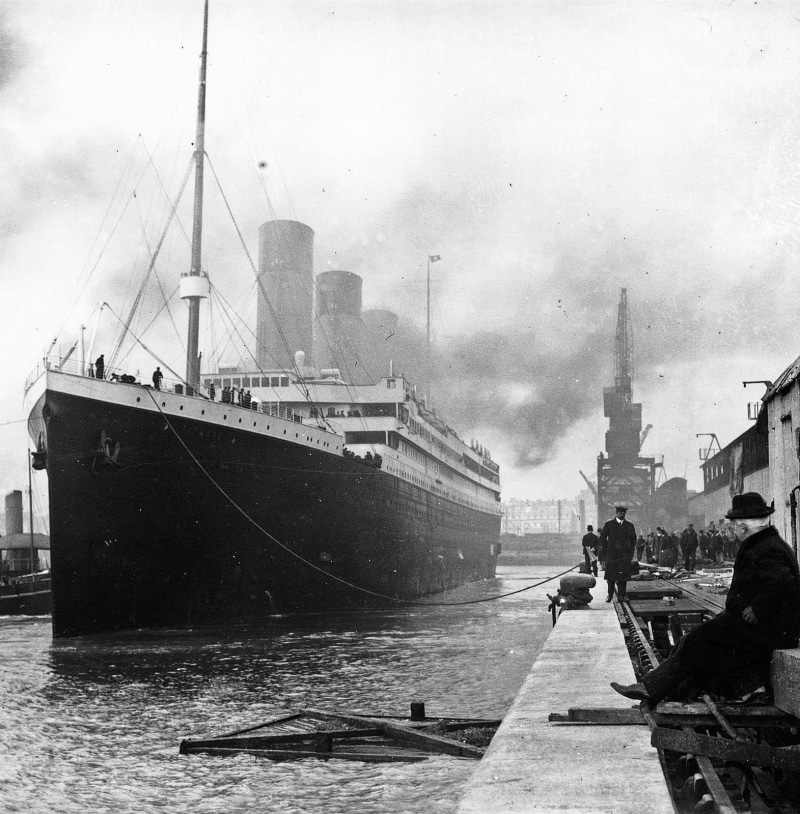 720P, gray, city, water, sky, ship, cloud - sky, transportation, built structure, men, commercial dock, scale, cruise, vintage, architecture, pier, mode of transportation