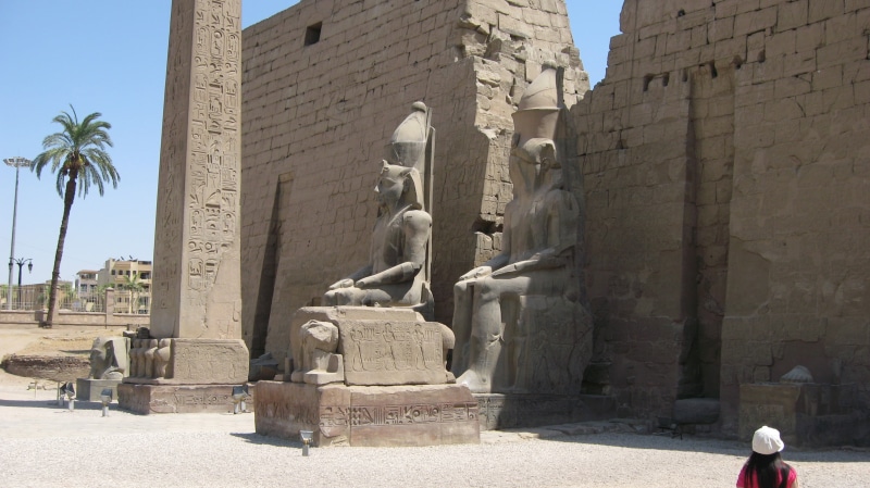 near, palm tree, history, art and craft, tourism, built structure, no people, egypt, ruin, outdoors, luxor, male likeness, statue, 2K, representation