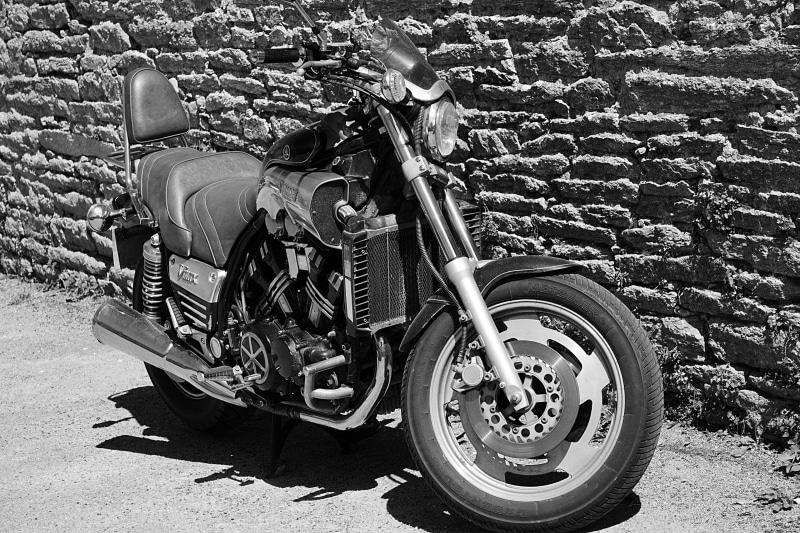 land, noir et blanc, moto, deux roues, scooter, damaged, wheel, day, motorcycle, mode of transportation, tire, transportation, stationary, sunlight, nature