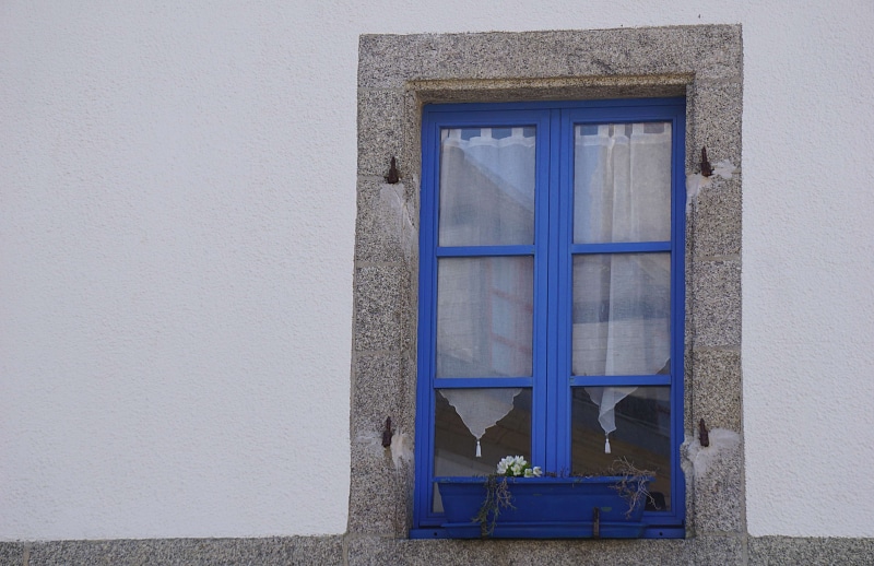 protection, built structure, day, window frame, ville, outdoors, bleu, residential district, house, wall - building feature, security, fleurs, transparent