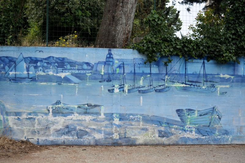 blue, outdoors, peinture murale, reflection, built structure, artistique, absence, architecture, water, high angle view, art des villes, lake, mur peint