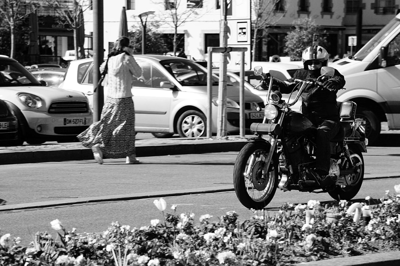 city, city life, motard, ville, transportation, outdoors, 4K, men, city street, road, transport, building exterior, mode of transportation, built structure
