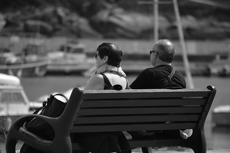 noir et blanc, discussion, togetherness, real people, males, rear view, personnages, dating, men, 4K, heterosexual couple, personnes ages, mode of transportation