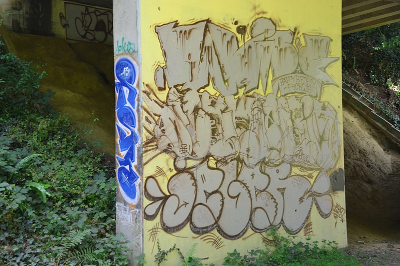 non-western script, wall - building feature, craft, no people, communication, fresque, architectural column, mur, peintures, graffiti, art, mural, western script
