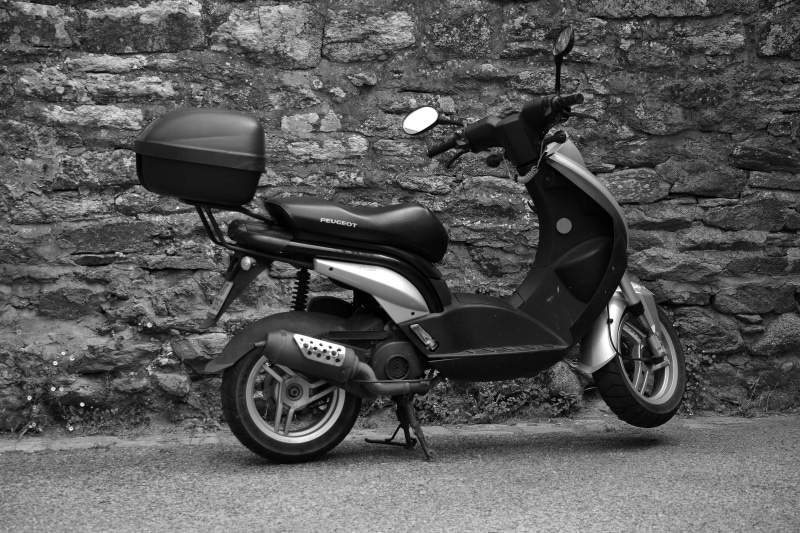 nature, wall - building feature, street, motor scooter, noir et blanc, tricycle, outdoors, mode of transportation, stationary, deux roues, transportation