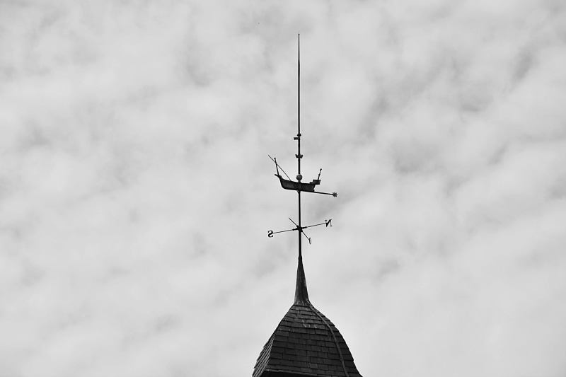 4K, low angle view, sky, directions, noir et blanc, fer forg, toit, weather vane, guidance, ville, outdoors, tower, urbain, no people, day, high section