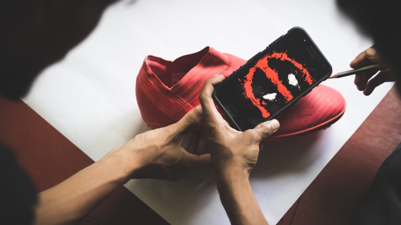 fullhd, phone, deadpool, hd, human Hand, togetherness, broll, photographer, shoe, females, 5K, men, artist, fashion, pencil, person, lifestyles, smart Phone