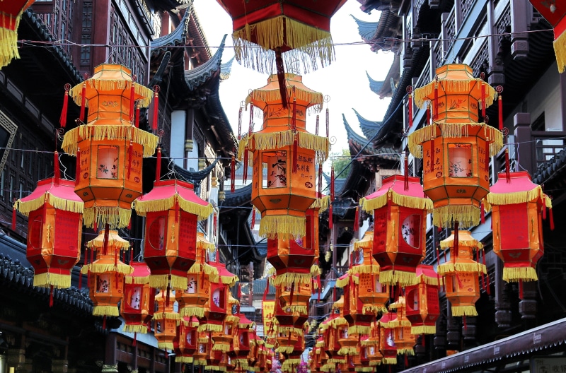 shanghai, belief, hanging, spirituality, shrine, building exterior, 2K, human, people, place of worship, outdoors, chinese lantern, day, person, city