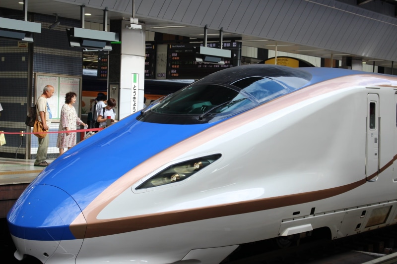 incidental people, outdoors, mode of transportation, people, occupation, white, express, car, adult, 1080P, station, travel, lifestyles, bullet train
