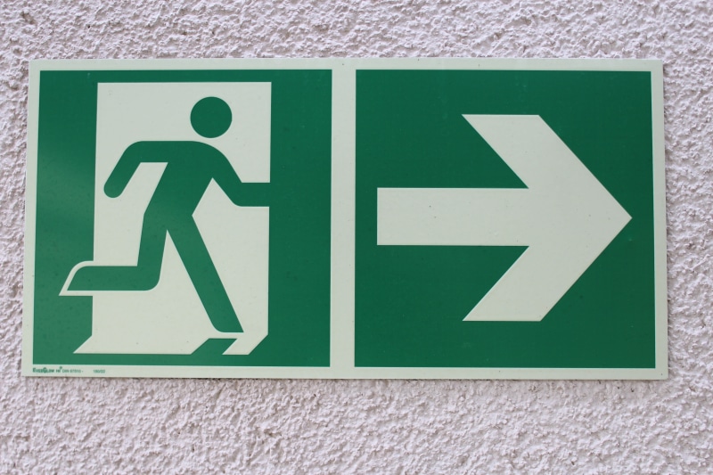 5K, arrow symbol, Shield, information boards, signboard, safety, green, Arrow, information sign, Directory, human representation, away, text, output, exit