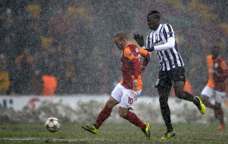 people, playing, full length, Galatasaray S.K., sports equipment, snow, sport, team sport, running, professional sport, sports team, Juventus, men, group of people