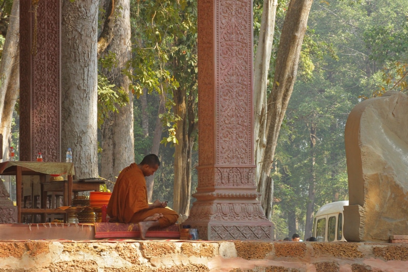 angkor wat, 4K, monk, lifestyles, seat, religion, buddhist, spirituality, plant, asia, day, leisure activity, architectural column, one person, tree, sitting