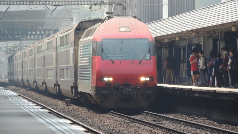 urban, passenger train, men, platform, rail, public, rail transportation, public transportation, intra-city, metro, group of people, underground, mode of transportation