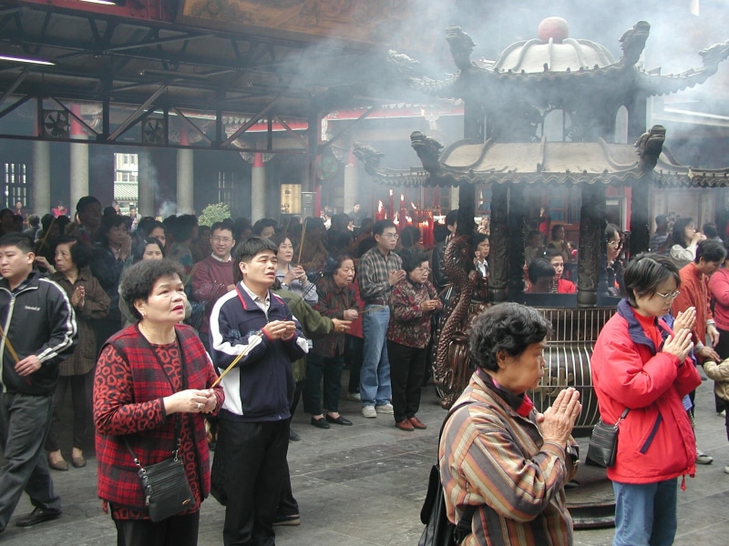 large group of people, buddhist, young men, worship, far-east, adult, landmark, women, chinese, old, religion, real people, lifestyles, incense, crowd