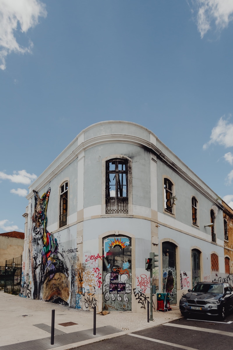 nature, sunlight, outdoors, 2K, facade, motor vehicle, building exterior, town, city, lisbon, architecture, buildings, built structure, day, june, mode of transportation