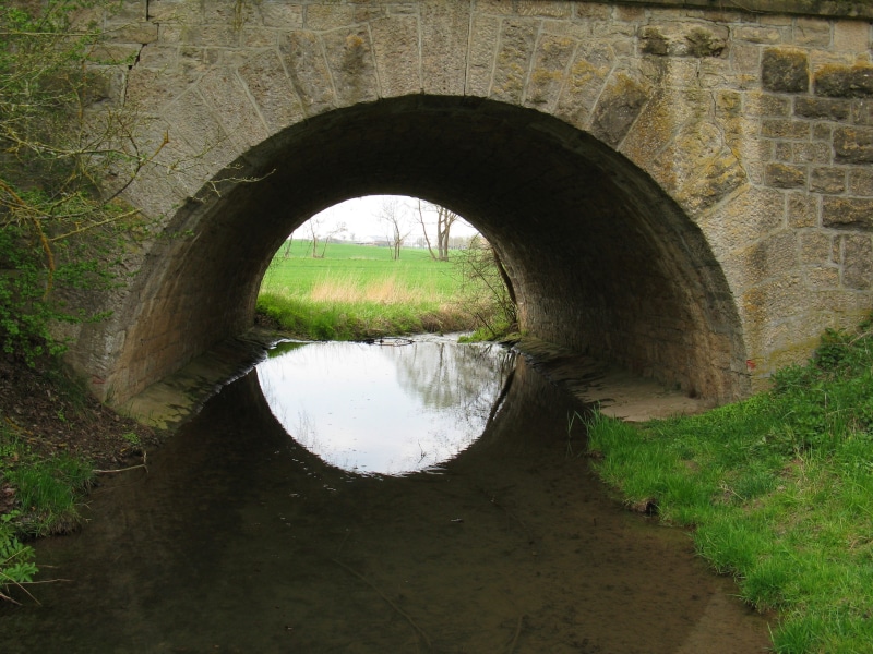 arch bridge, reflection, day, stone wall, swiss francs, hole, round, no people, watercourse, grass, old, bridge, bridge - man made structure, tunnel, 2K