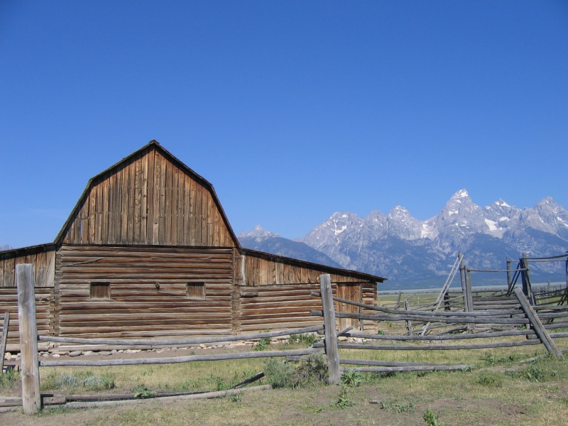 hut, outdoors, range, building exterior, western, grand teton, sky, blue, landscape, built structure, wyoming, beauty in nature, copy space, 2K, mountain