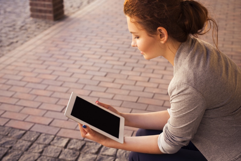 young adult, woman, one person, wireless technology, adult, digital tablet, connection, brick, side view, looking, http://www.bayerwald-weihnachtsbaeume.de/referenzen/