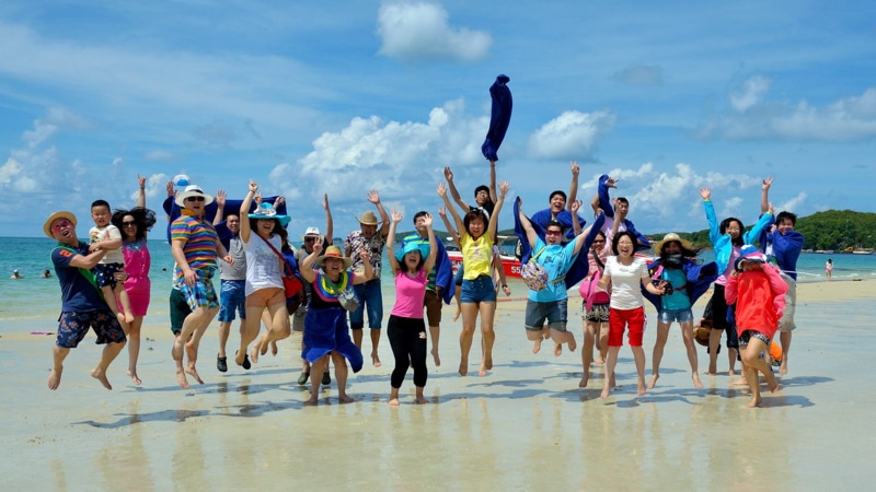 land, happiness, motion, positive emotion, full length, crowd, human arm, Travel, outdoors, human body part, sea, 2K, body part, women, arms raised, Tour