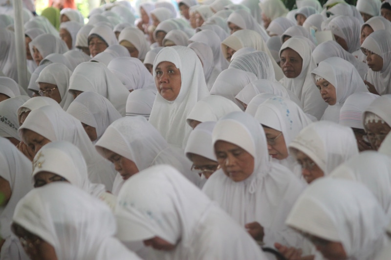 crowd, in a row, emotion, adult, group of people, banyumas, religion, wearing, snapshots of blakasuta, front view, islam, group, uniform, women, indoors