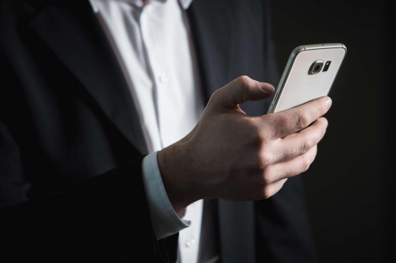 men, message, business, man, human hand, email, focus on foreground, marketing, real people, telephone, connection, one person, smart phone, mobile phone