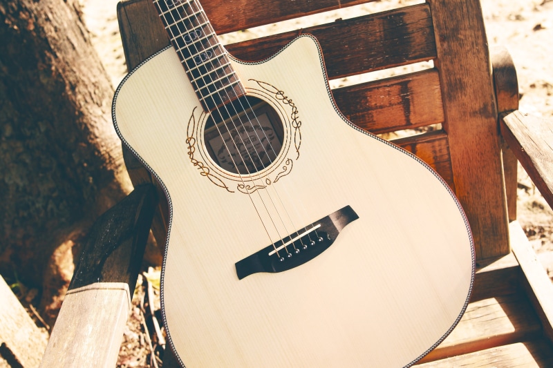 smile, musical instrument, fretboard, close-up, college students, acoustic, sunlight, squared, leisure activity, music, musical equipment, Odin, closeup