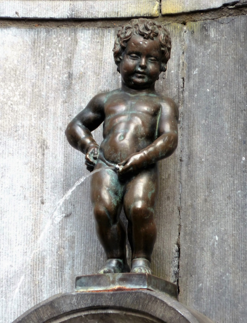 beam, pee, sculpture, single object, history, door knocker, brussels, door, human representation, statue, belgium, art and craft, boy, tourism, 2K, wall - building feature