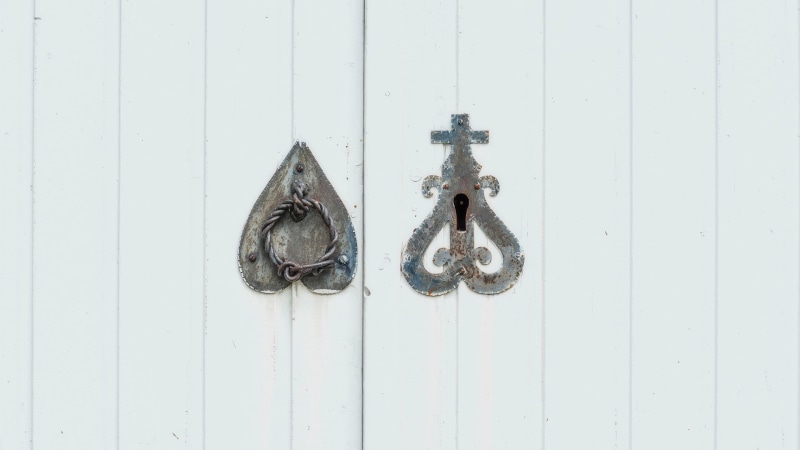 knob, doorknob, close-up, security, safety, pattern, white color, hanging, entrance, wall - building feature, door knocker, day, outdoors, 1080P, metal