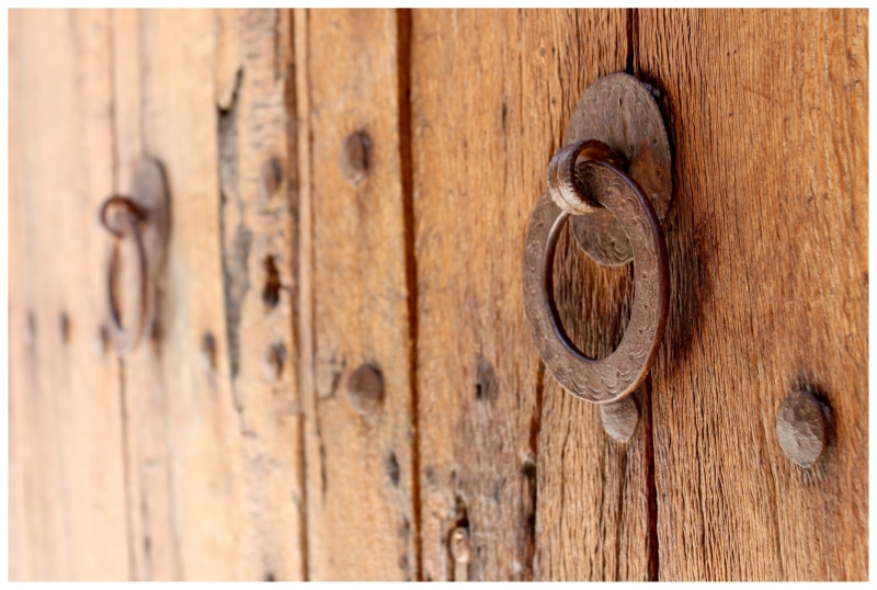 knocker, brown, close-up, metal, auto post production filter, knob, old, no people, door hardware, backgrounds, brass, front door, round, fitting, wood