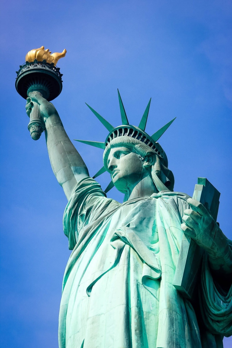 low angle view, architecture, independence, tourism, 1080P, human representation, sky, ny, liberty, flaming torch, america, representation, female likeness
