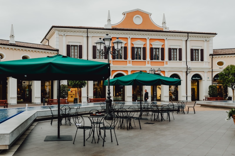 empty, architecture, chair, sidewalk cafe, buildings, Italy, table, 4K, nature, noventa, designer outlet, veneto, city, building exterior, absence, shopping