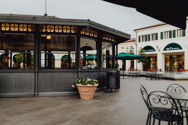 cafe, noventa, outdoors, shopping, nature, designer, building exterior, day, incidental people, built structure, food, sidewalk cafe, building, veneto