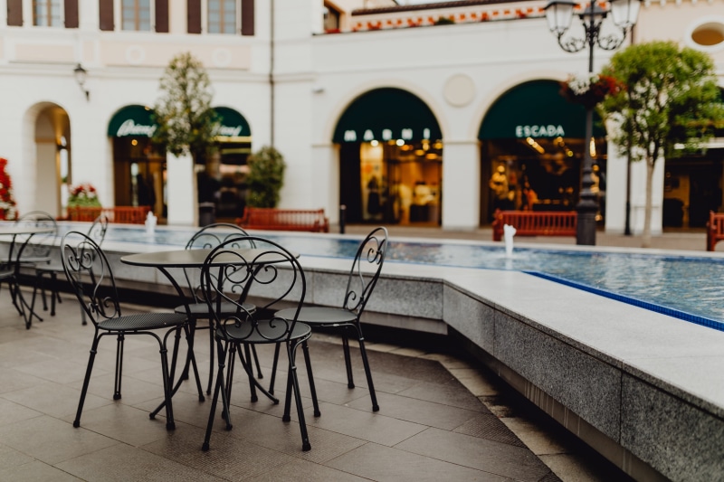 4K, Italy, table, day, outdoors, cafe, designer outlet, nature, chair, piave, buildings, empty, shopping, flooring, building exterior, noventa, luxury