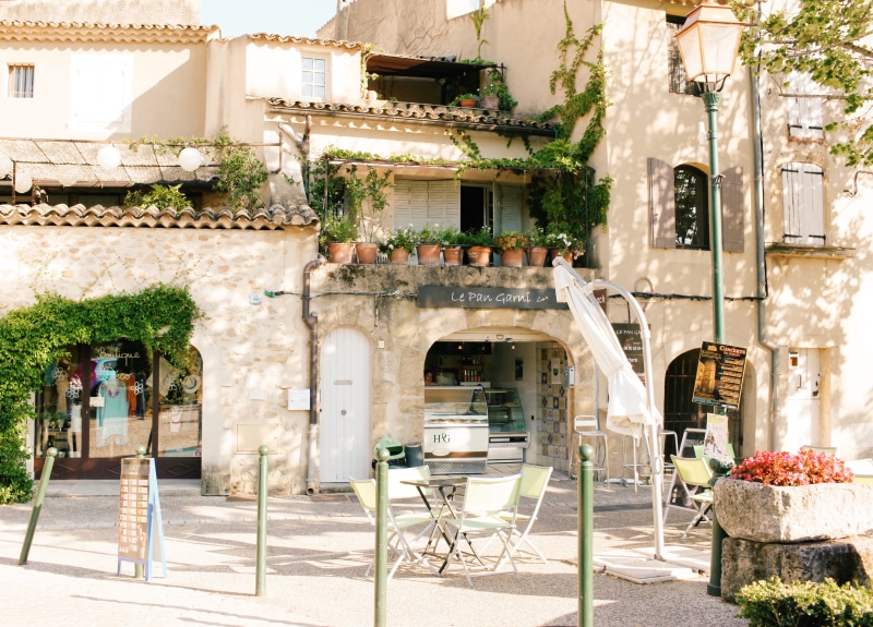 seat, no people, residential district, cafe, city, tree, village, built structure, building exterior, chair, architecture, apartment, table, le pan garni