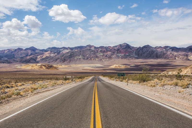 environment, landscape, beauty in nature, mountain range, diminishing perspective, transportation, vanishing point, mountains, double yellow line, no people
