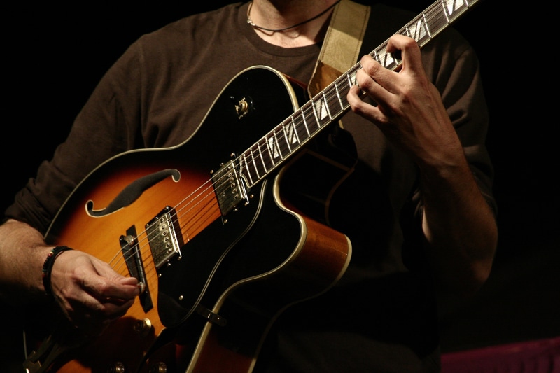 sound, electric guitar, musical, stage, guitar, playing, one person, melodic, band, string instrument, string, rock, performing, electric, instrumental