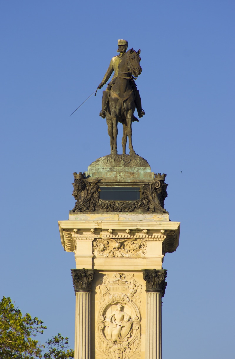 male likeness, travel destinations, stone, human representation, craft, 4K, monument, sun, spain, sill plate, structure, monarchy, no people, blue sky