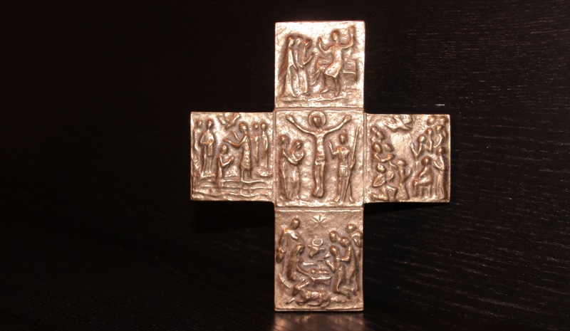 single object, indoors, day, art and craft, resurrection of jesus, studio shot, metal, holy spirit, close-up, antique, baptism of jesus, faith, birth of jesus