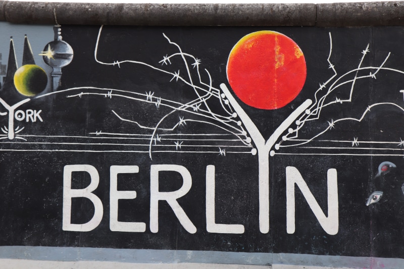 berlyn, text, drawing - art product, architecture, tourist, wall, chalk drawing, side, drawing, sprayer, blackboard, paint, board, modern, food, creativity