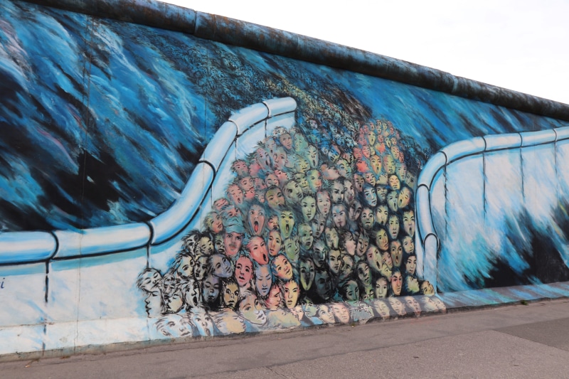paint, graffity, monument, blue, sunlight, draw, tourist, painting, crowd, graffiti, gallery, berlin wall, wall art, wall, structures, day, east, transportation
