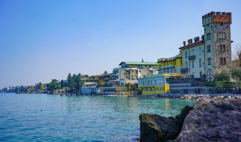 landscape, castle, built structure, italy, 5K, lombardy, sea, building, residential district, lake, tourism, no people, castle on the lake, sunlight, garda