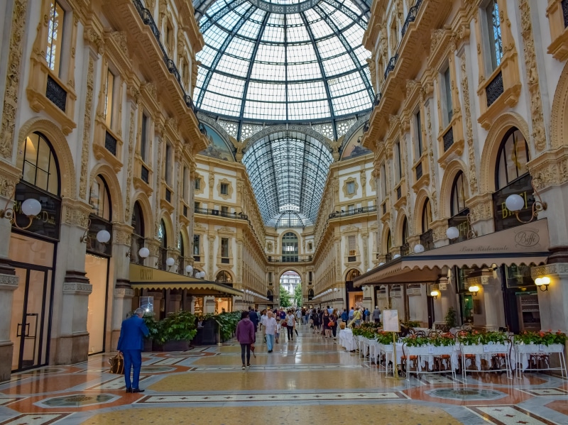 women, 5K, lifestyles, arch, landmark, adult, milan, sightseeing, group of people, city, geometric, real people, men, crowd, attraction, tourism, shopping