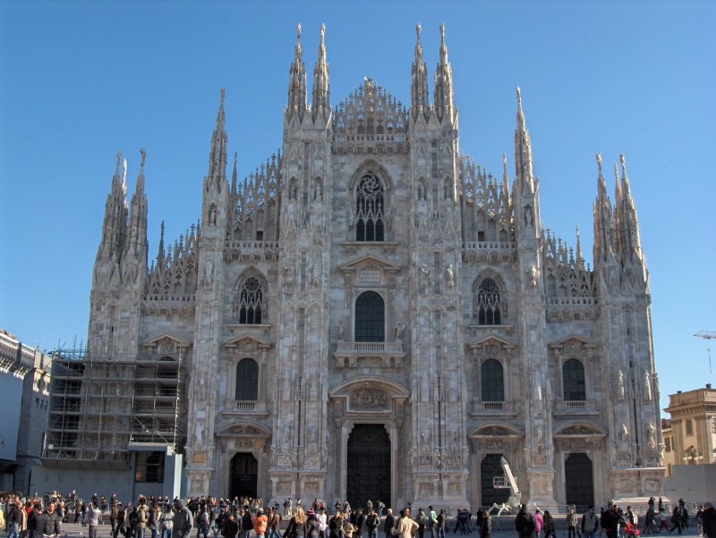 tourism, history, crowd, lombardia, arch, duomo di milano, architecture, travel, place of worship, real people, italia, milano, cathedral, building exterior