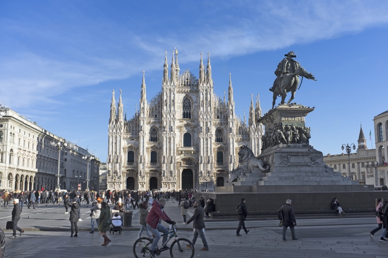 travel, 4K, building, architecture, europe, gothic, building exterior, real people, ancient, group of people, christian, dome, sky, statue, centre, large group of people