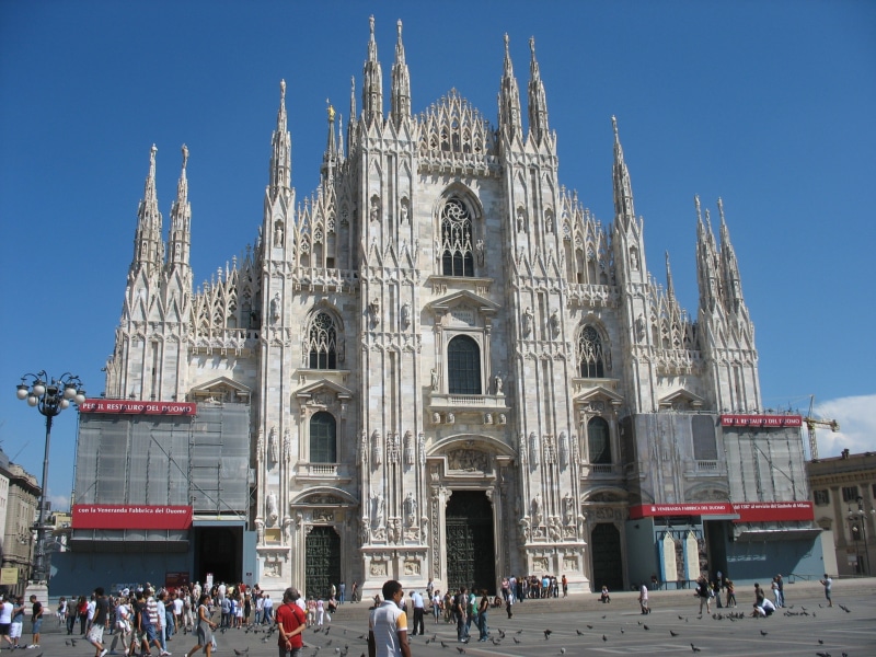 duomo di milano, crowd, religion, sky, women, large group of people, lifestyles, italy, people, 2K, church, place of worship, belief, castle, architecture