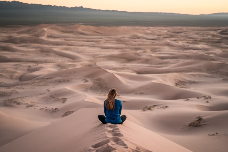 tranquility, tranquil scene, sit, sunset, environment, gobi, adult, beauty in nature, 5K, wanderlust, sitting, climate, woman, one person, sand, desolate