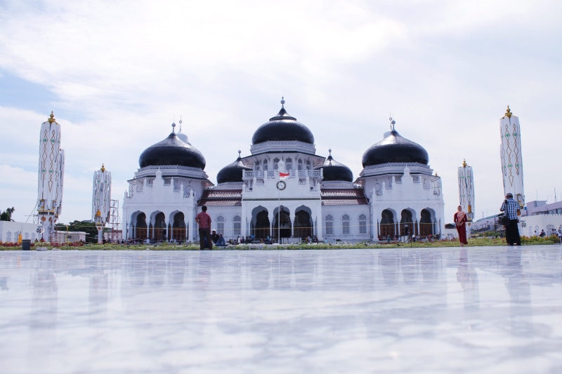 outdoors, 5K, travel, government, city, white, tourism, aceh, building, black, belief, water, sky, dome, mosque, building exterior, no people, surface level