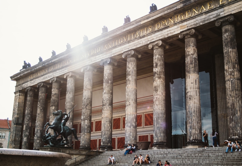 real people, large group of people, pillar, history, building exterior, architectural column, tourism, day, the past, travel destinations, outdoors, old